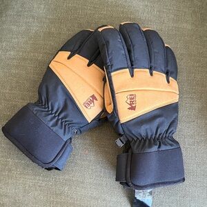Black and Tan Insulated Snow Gloves Size Medium